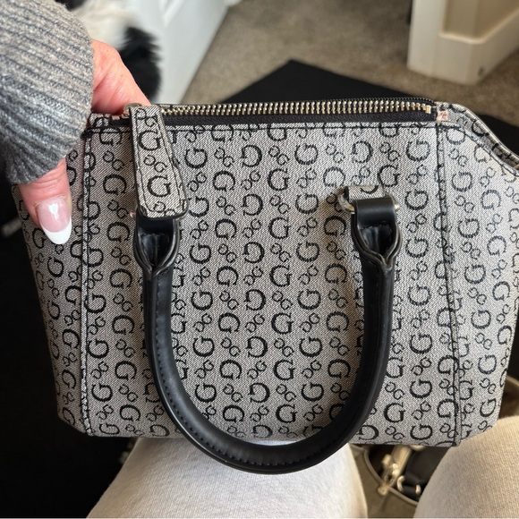 Guess Bag - Picture 4 of 7